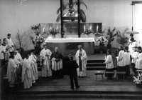 Bishop Tomášek's visit to Vršovice, Alois Křišťan standing with the cross on the right