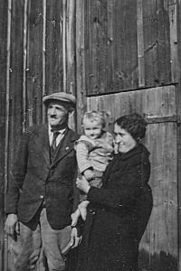 Witness with her parents in 1940