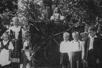 The witness recites on the tribune during the 1947 Harvest Festival in Radouň