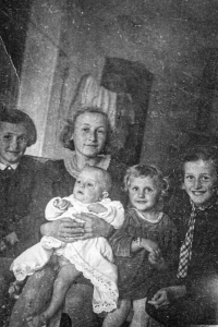 Sisters Milena (first from the left), Alena, Vítězslava (in the middle) holding her brother Josef, witness second from the right, in 1941