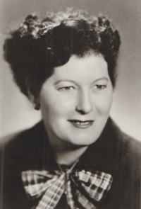 Witness's mother, 1940s