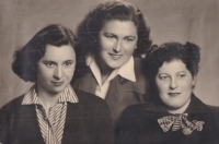 Serena Neumann (right) with friends, 1940s