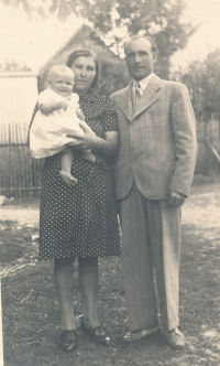 Vladimír Suk with his parents in 1943