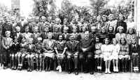 Vilém Lasák (second left, first row) in a period school photo from Štěpánkovice with parish priest František Prokš, 1942