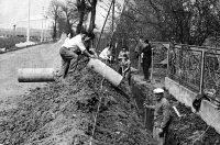 Vilém Lasák (second left) during the construction of the sewerage system in Štěpánkovice; father Vilém is in the ditch, 1970s