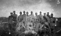 Adéla Lasáková's grandfather Josef Flaška (marked with a cross in the middle) in a picture with Prussian soldiers during the First World War