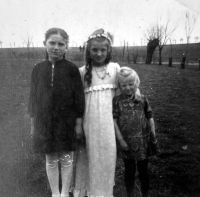 Adéla Lasáková (left) with her cousins, Pilšt' in today's Poland, early 1940s