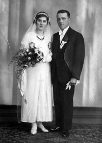 Adéla Lasáková's parents' Františka née Flašková and Maxmilián Baďura's wedding photo