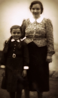 Růžena with her aunt in 1942