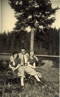 zač. 40. rokov, zľava Tilda Domaradská, Pavol Strauss, Gizela Munková