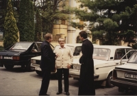 zač. 90. rokov, Spišská Kapitula, Pavol Strauss v strede, napravo seminarista Marián Kuffa