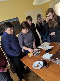 Věra Pošelužná with the student team in the project Stories of Our Neighbours; 2024