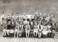 Václava Čoudková's class photo from primary school