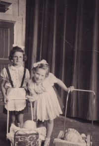 Jiřina Dvořáková with her Jewish friend Judita Grossová, who did not survive the Holocaust, 1940