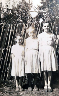 Emília Kreuzerová (left) with her sisters, in the middle her sister Anna, with whom she went to Czechia, 1953
