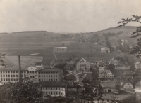 Horní Adršpach in the early 1950s. In the left corner is the textile factory where Margit Janatová was trained and in the back is the boarding school (three-floor building)
