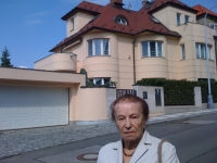 2015: Hana Hoffmeisterová in front of her house in Šmukýřka, from where she and her father were evicted by the Germans as Jews, while her mother and sister were allowed to stay