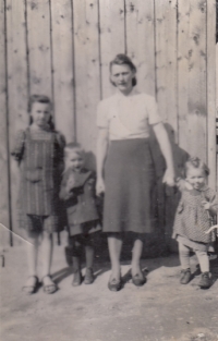 Nine-year-old Anna Plobner (left) and neighbours in the yard of the neighbours' house (an der Scheune).jpg