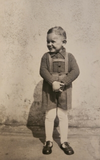 Eduard Vlček at the age of three, year 1943