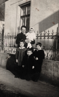 In front of the family house in Malé Hoštice. Mother Aloisie Fialová with daughter Eleonora in her arms, below her from left: sister Erich, brother Erich, Emil Fiala. Photos from 1942