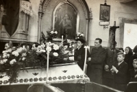 Uncle Antonín's funeral; Jaroslav with his mother