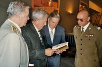 uvedenie knihy The Great Withdrawal (Veľký odsun), ktorej spoluautor bol aj generál Naďovič