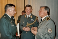 uvedenie knihy The Great Withdrawal (Veľký odsun), ktorej spoluautor bol aj generál Naďovič, vľavo americký vojenský atašé