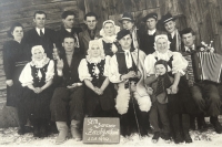 rodičia (vľavo hore) aj Svetozár (vpredu) ako malý chlapec hrávali ochotnícke divadlo, rok 1944 