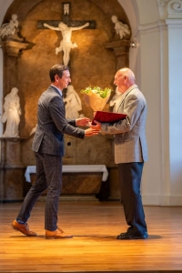 Jaroslav Švach receives the Award of the South Moravian Region from the hands of the Regional Council President Jan Grolich
