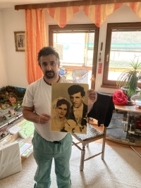 Pavlos Glavinas with a photo of his parents
