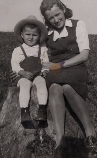 Ján Šramko with his mother, ca. 1942