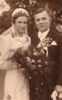 Wedding photo of parents (1930s)