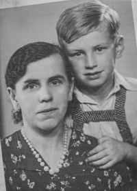 A witness with his mother Juliana Urbanová in 1942