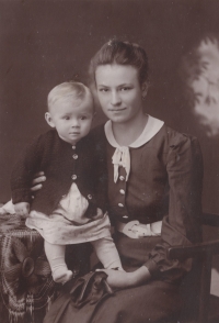 Mother with the witness in 1941