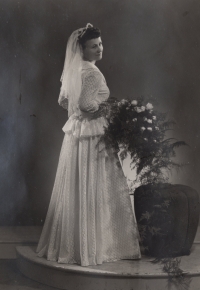 Witness in her wedding dress