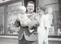 Parents with Jiřina in front of the shop