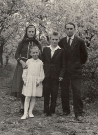 With parents and sister Anna
