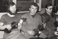 Kontrola houslí v Cremoně, 90. léta, Svatopuk Cagašík první zleva