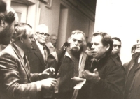 Karel Sedláček welcomes Václav Havel to the editorial office of Svobodné slovo