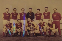 Dukla Prague's line-up for the America's Cup, witness on the left in the bottom row, 1961