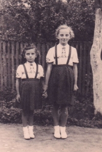 Anna Mazalová (right) with her sister Maria, 1930s