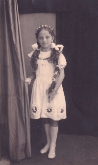 Anna Mazalová at the age of seven 
