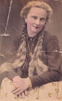 Anna Mazalová at the age of sixteen