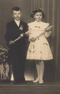 Jar. Vašinka jako desetiletý při svatém přijímání, 1956