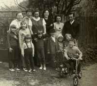 Anna Judová (centre) with her mother and her children, 1964
