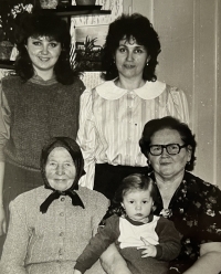 Anna Judová (top right) with her daughter, mother and granddaughter, 1984