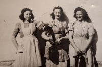 Anna Motzová (left) with her sister and a friend, 1949