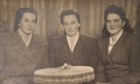 Anna Motzová (far left), sister and friend, 1947