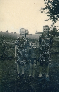 Anna, brother Josef, Berta Plobner in the garden of the family house in Wittigstal, in the background the cemetery in Pavlův Studenec