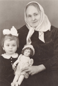 Jaroslava Kovaříková with her grandmother Maria Skoumalová in 1944